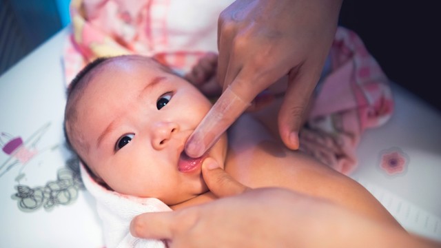 Bolehkah Memijat Gusi Bayi dengan Minyak? Foto: Shutterstock