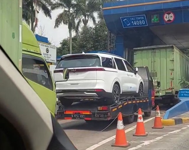 KIA Grand Carnival diangkut truk towing di tol Cikampek Foto: Instagram/@arrafiindy_7