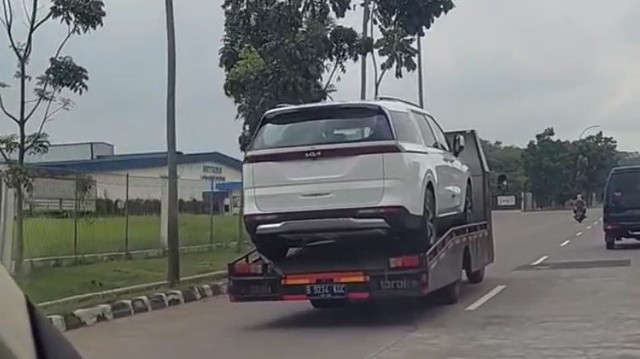 KIA Grand Carnival diangkut truk towing di tol Cikampek Foto: Instagram/@arrafiindy_7