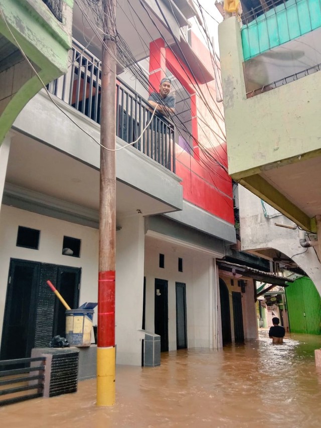 Banjir di Cipinang Melayu akibat meluapnya air dari Ciliwung. Foto: Amin Agustin