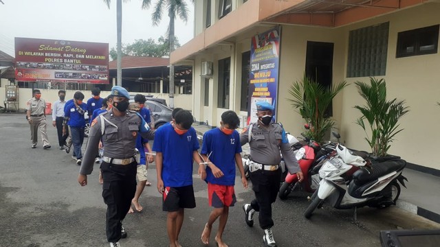 Belasan pelajar yang diamankan usai lakukan tawuran antar geng di Bantul. FOto: Erfanto/Tugu Jogja