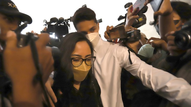 Selebgram Rachel Vennya bersama pacarnya, Salim Nauderer, saat mendatangi Polda Metro Jaya, Jakarta, Senin, (8/11). Foto: Ronny