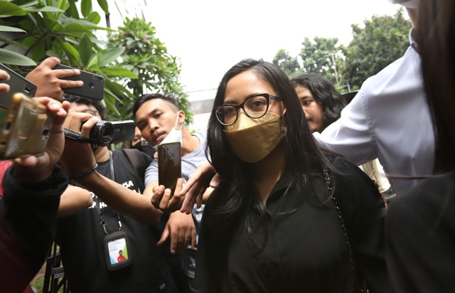 Selebgram Rachel Vennya bersama pacarnya, Salim Nauderer, saat mendatangi Polda Metro Jaya, Jakarta, Senin, (8/11). Foto: Ronny