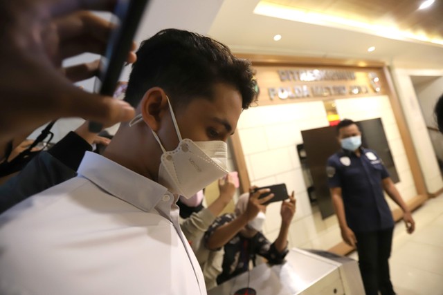 Salim Nauderer saat mendatangi Polda Metro Jaya, Jakarta, Senin, (8/11). Foto: Ronny