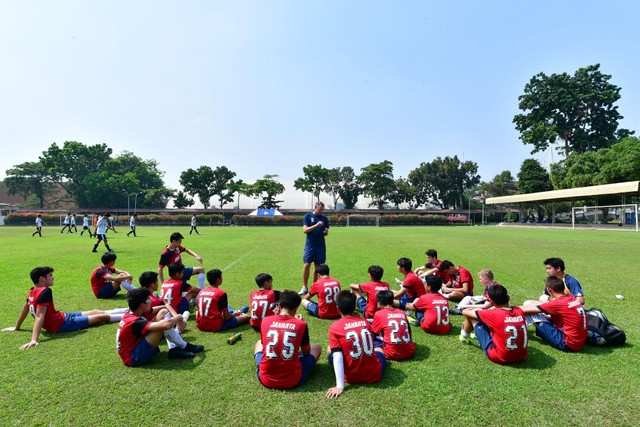 BSJ menjalin kemitraan dengan salah satu klub sepak bola terkemuka di dunia, Manchester City Football Club (MCFC), foto diambil sebelum pandemi. Foto: dok. British School Jakarta