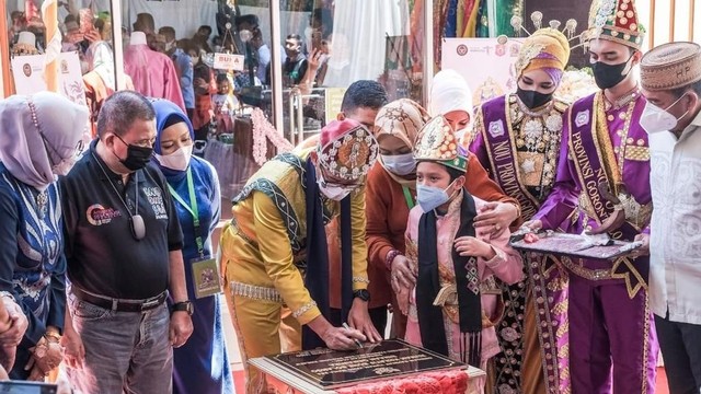 Menteri Pariwisata dan Ekonomi Kreatif/Kepala Badan Pariwisata dan Ekonomi Kreatif, Sandiaga Salahuddin Uno, meresmikan Rumah Kreatif di Desa Langge, Kabupaten Bone Bolango, Gorontalo. Senin, (8/11). Foto: Dok istimewa