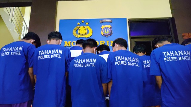 11 tersangka tawuran dua geng sekolah di Bantul ditangkap Polres Bantul. Foto: Arfiansyah Panji Purnandaru/kumparan