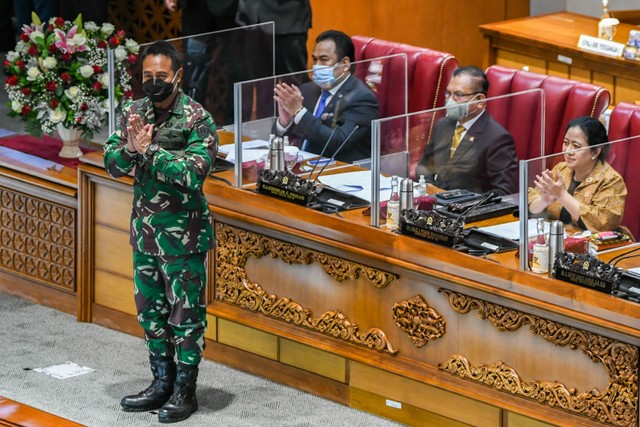 Calon Panglima TNI Jenderal TNI Andika Perkasa memberi salam disaksikan Ketua DPR Puan Maharani (kanan), Wakil Ketua DPR Lodewijk F. Paulus (kedua kanan), Rachmat Gobel (kedua kiri) saat sidang paripurna di kompleks Parlemen, Jakarta. Foto: Galih Pradipta/ANTARA FOTO