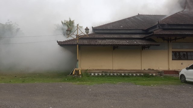Kebakaran melanda Gedung Serba Guna di Kecamatan Taman, Kabupaten Pemalang yang dijadikan tempat giat vaksinasi, Senin (8/11/2021) pagi. (Foto: Istimewa)