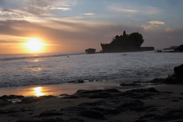 Keindahan suasana senja di DTW Tanah Lot, Tabanan, Bali - IST