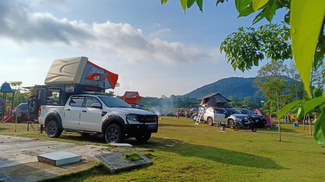 Para peserta road trip dengan mobil campervan yang sedang menikmati salah satu destinasi wisata di Bintan. Foto: Milyawati/kepripedia.com