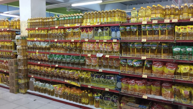 Minyak goreng yang dijual di salah satu swalayan di Kartasura, Sukoharjo. Foto: Moh Fajri/kumparan