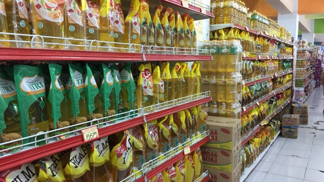 Minyak goreng yang dijual di salah satu swalayan di Kartasura, Sukoharjo. Foto: Moh Fajri/kumparan
