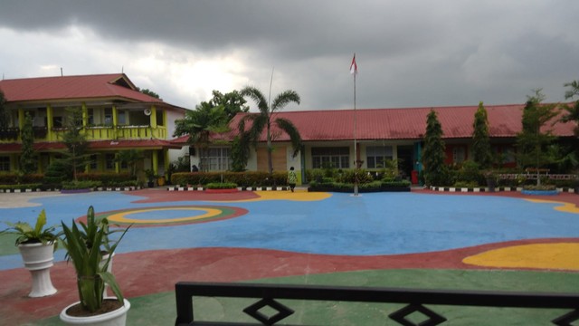 SDN 010 Batam tampak dikelilingi tanaman dan cat halaman yang penuh warna warni. Foto: Zalfirega/kepripedia.com.
