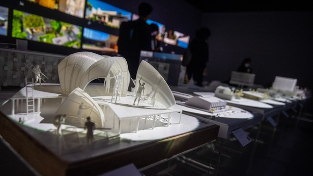 Pengunjung melihat maket bangunan arsitektur dan digital video mapping saat pameran Indonesian Architects Week 2021 di Kala.Kini.Nanti Paris Van Java, Bandung, Jawa Barat, Senin (8/11/2021). Foto: M Agung Rajasa/Antara Foto