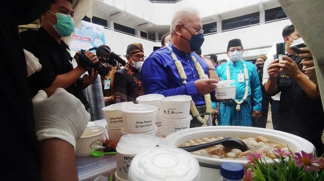 Direktur Utama Bank Sumsel Babel, Achmad Syamsudin, saat mencicipi bakso dari mitra UMKM, saat perayaan HUT ke-64. (Foto: Reno Saputra/Urban Id)
