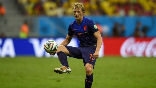 Gelandang Belanda Dirk Kuyt mengontrol bola saat pertandingan perebutan tempat ketiga antara Brasil dan Belanda selama Piala Dunia FIFA 2014 di Stadion Nasional Brasilia pada 12 Juli 2014. Foto: Fabrice COFFRINI / AFP