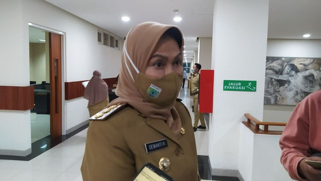 Wali Kota Batu, Dewanti Rumpoko, memberikan keterangan pada awak media usia rakor Senin malam (8/11/2021). foto/Ulul Azmy