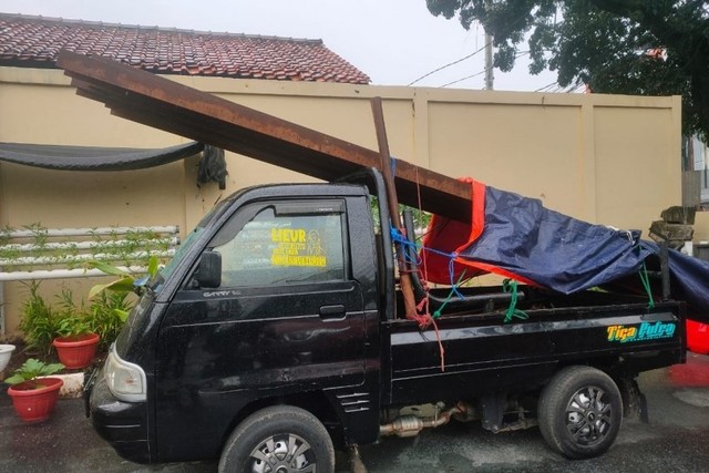 Barang bukti yang berhasil diamankan dari tersangka pencurian besi proyek kereta cepat Jakarta-Bandung. Foto: Polri