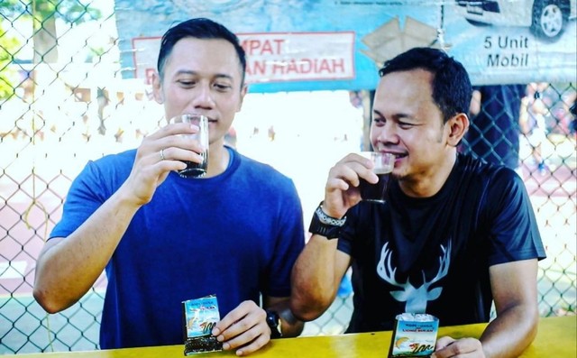 Wali Kota Bogor Bima Arya menikmati Kopi Liong Bulan bersama Agus Harimurti Yudhoyono. (Foto: instagram @bimaaryasugiarto)