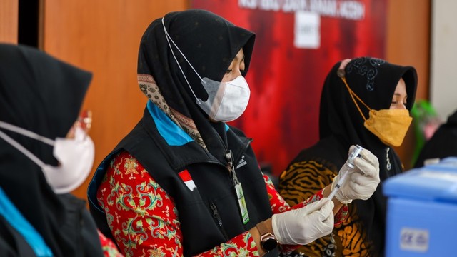 Ilustrasi petugas menyiapkan vaksin. Foto: Abdul Hadi/acehkini 
