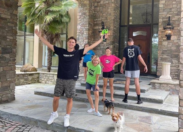 Carter Sharer (27) bersama Team RAR (Foto: Instagram @cartersharer)