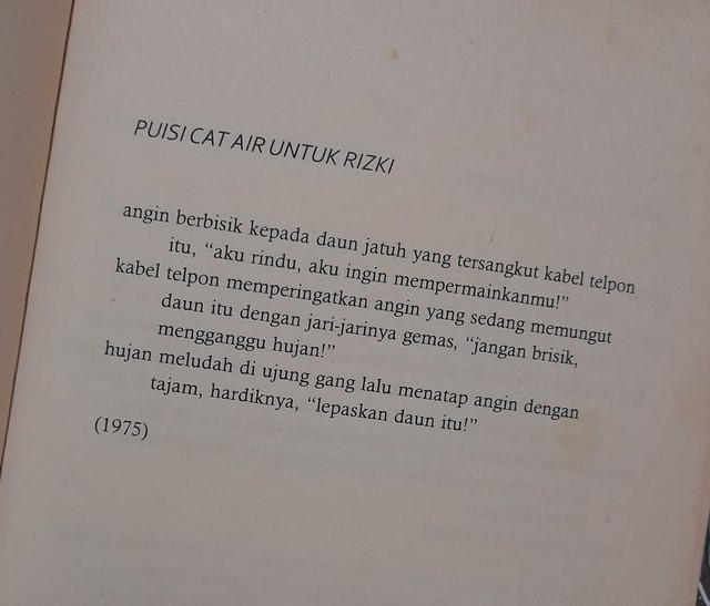 Potret Puisi Cat Air untuk Rizki dalam buku antologi sepilihan sajak Hujan Bulan Juni karya Sapardi Djoko Damono. Diabadikan menggunakan ponsel pribadi.