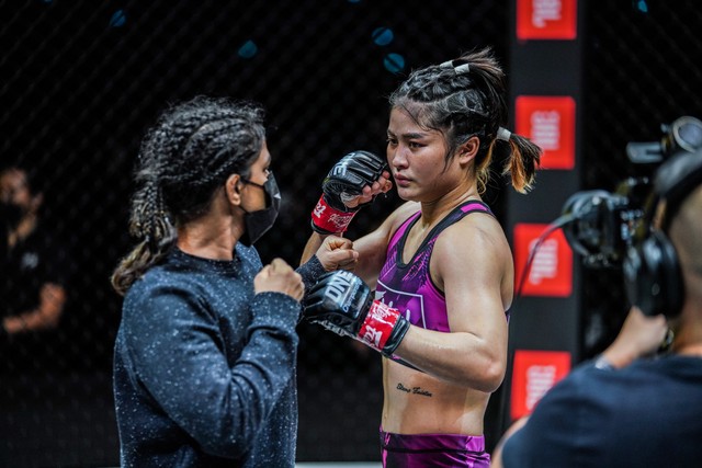 Ritu Phogat dan Stamp saling berhadapan jelang laga final pada akhir tahun 2021 ini. Foto: ONE Championship