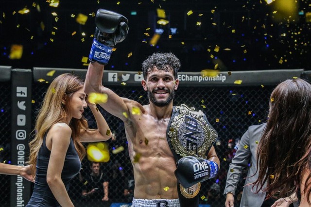Ilias Ennahachi berpose dengan sabuk Juara Dunia ONE Flyweight Kickboxing. Foto: ONE Championship
