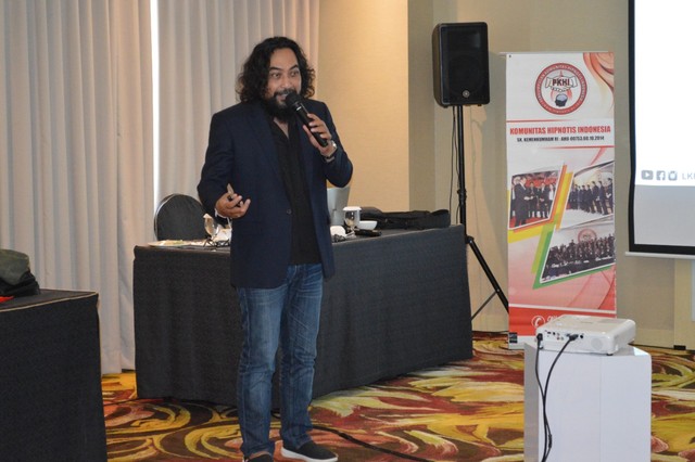 Ketua Perkumpulan Komunitas Hipnotis Indonesia ( PKHI ) Wilayah Bali, Lan Ananda dalam sebuah acara di Sanur, Bali - IST