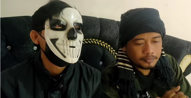 Baks 888 dan Ki soleh Pet dalam video permohonan maaf mereka. 