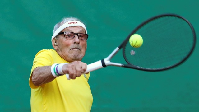 Petenis tertua di dunia Ukraina Leonid Stanislavskyi, 97, berlatih di lapangan di Kharkiv, Ukraina 7 Juli 2021. Foto: Vyacheslav Madiyevskyy/REUTERS