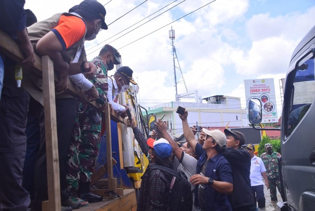 Kepala Badan Nasional Penanggulangan Bencana (BNPB) Letjen TNI Ganip Warsito memberikan keterangan pada wartawan dari atas tronton usai meninjau banjir di Jalan Lintas Melawi, Kabupaten Sintang, Kalimantan Barat. Foto: Dok. Prokopim Sintang