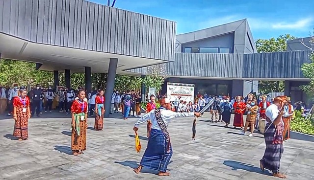 Keterangan foto: Tarian Hegong yang dibawakan oleh Paguyuban Maumere untuk menyambut peserta Konferensi Polwan Internasional yang melakukan City Tour, Selasa (9/11).