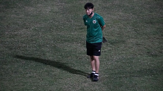 Shin Tae-yong saat melatih Timnas Indonesia Jelang TC di Turki. Foto: Iqbal Firdaus/kumparan