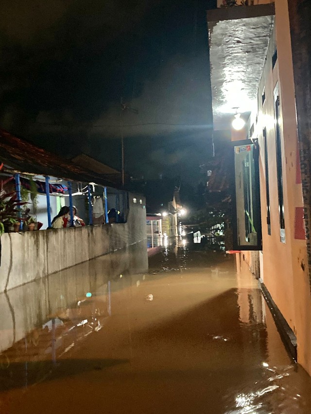 Puluhan rumah di Kedamaian, Bandar Lampung terendam banjir, Selasa (9/11/2021) | Foto: Roza Hariqo/Lampung Geh