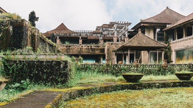 Ghost Palace Hotel di Buleleng, Bali (Foto: Flickr/Anton Minaev)