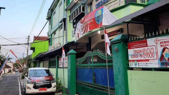 Mobil dinas Wali Kota Solo Gibran Rakabuming terparkir di depan SMK Batik 2 Solo, pada Agustus lalu. (dok)