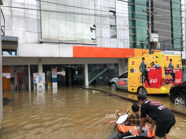 Kantor bank di Sungai Durian banyak yang tutup karena banjir. Begitu juga dengan mesin ATM banyak yang terendam. (Foto: Yusrizal/Hi! Pontianak)