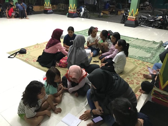 Kegiatan belajar mengajar oleh pemuda Gemaruwa sedang berlangsung