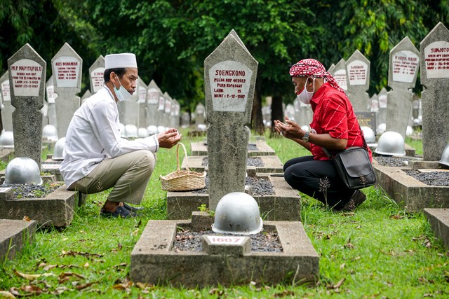 Sejumlah warga berziarah di Taman Makam Pahlawan (TMP) Kalibata, Jakarta, Rabu (10/11). Foto: Iqbal Firdaus/kumparan