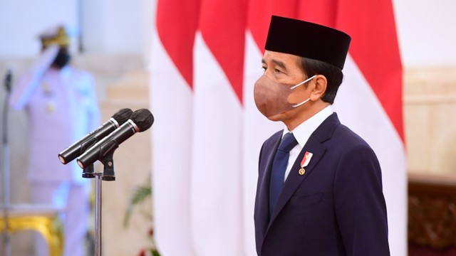 Presiden Joko Widodo menganugerahkan gelar Pahlawan Nasional dan memberikan tanda kehormatan Bintang Jasa kepada sejumlah tokoh di Istana Negara, Jakarta, Rabu (10/11/2021). Foto: Muchlis Jr/Biro Pers Sekretariat Presiden