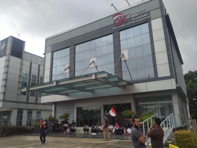 Para nasabah AJB Bumiputera mendatangi Kantor OJK Kepri (Foto: Arjuna)