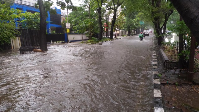 Hujan intensitas tinggi di kota Bandung akibatkan sejumlah ruas jalan tergenang air. Foto: Rachmadi Rasyad/kumparan