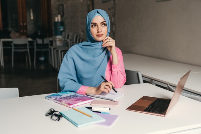 Ilustrasi 5 Office Look Hijab yang Fresh dan Kekinian, Yuk Sontek! Foto: Freepik