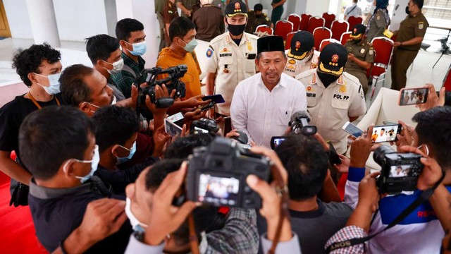 Wakil Wali Kota Banda Aceh, Zainal Arifin memberikan keterangan kepada jurnalis di sela-sela pelaksanaan hukuman cambuk. Foto: Suparta/acehkini