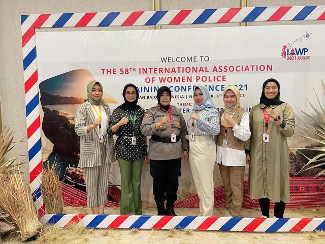Enam Polwan perwakilan Polda Maluku Utara. Foto: Istimewa