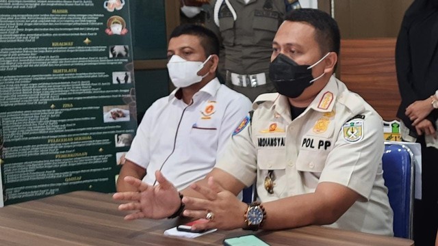 Kepala Satpol PP dan WH Kota Banda Aceh, Ardiansyah (kanan), bersama Kepala Seksi Penyelidikan dan Penyidikan, Zakwan (kiri), saat konferensi pers terkait kasus dugaan mesum ASN Kemenag Aceh, Kamis (4/11). Foto: Habil Razali/acehkini