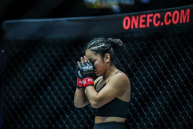 Aksi Bi Nguyen saat berlaga menghadapi Ritu Phogat di ajang ONE: DANGAL pada 15 Mei lalu. Foto: ONE Championship
