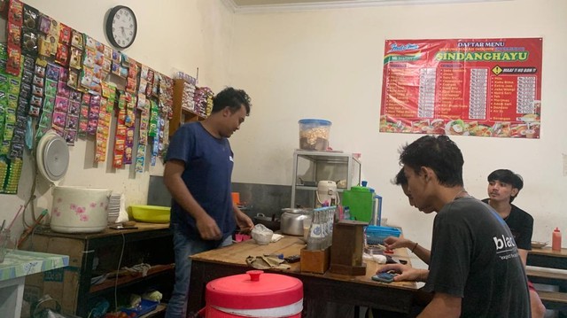 Penjual (kiri), Pembeli (kanan) sedang menunggu makanan yang sedang dibuat. Foto: Pribadi 